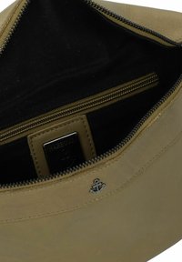 Borsa in pelle verde oliva con accento ancorato in argento, chiusura con zip e fodera in tessuto nero; presenta una piccola tasca interna con zip.