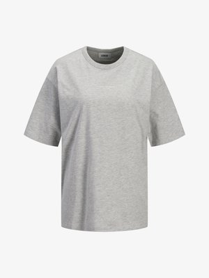 Lysegrå T-skjorte med korte ermer og rund hals, med liten hvit "JJXX STUDIO"-logo midt på brystet.