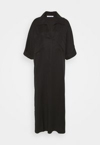 Robe midi noire avec manches courtes retroussées, col ouvert et coupe décontractée, présentée sur un fond blanc uni.