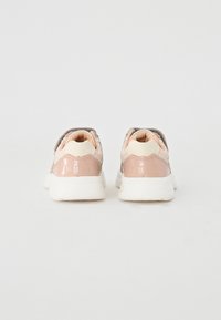 Rózsaszín �és bézs bőrből készült sneakers, texturált részletekkel, párnázott nyakkal és fehér gumitalppal.