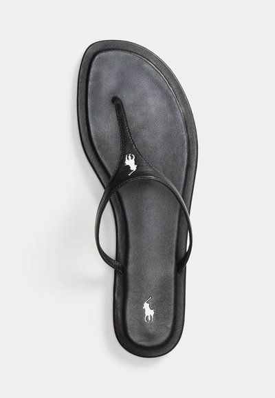 Μαύρη δερμάτινη σαγιονάρα με λουράκι, με λευκό λογότυπο παίκτη πόλο στο πέλμα και το λουράκι, χαρακτηριστικό τετράγωνο μπροστινό μέρος και λεία υφή.