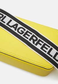 Karl Lagerfeld Jeans LOGO PATCH CAMERA - Torba preko tijela - cyber yellow