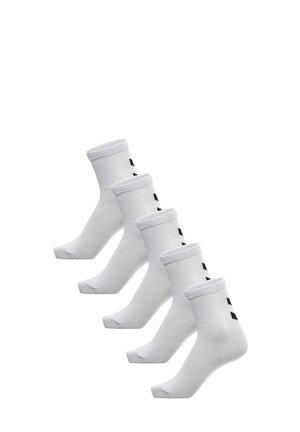 Pięć białych skarpetek do połowy łydki z czarnym geometrycznym logo z boku, ułożonych w przesunięty nakładający się wzór na białym tle.