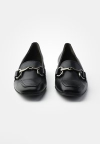 Černé kožené mokasíny s špičatou špičkou, zdobené stříbrnými kovovými prvky a dekorativní sponou na boku.