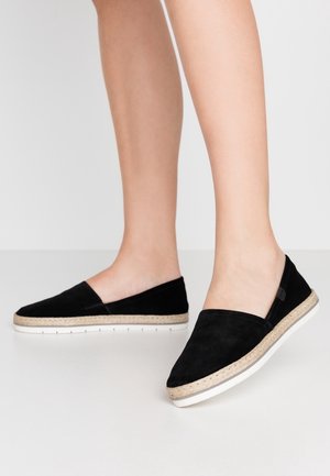 Sorte ruskinds slip-on sko med en vævet jute sål og hvid gummisål. Har et lavt snit og minimalistisk silhuet.