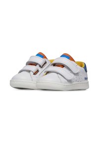 Scarpe da ginnastica bianche con due strap in velcro, accenti blu e arancioni, dettagli perforati sui lati e una suola in gomma texturizzata.