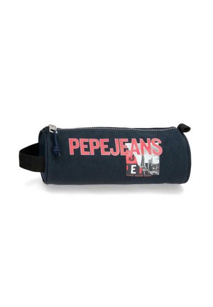Estuche cilíndrico de lápices de color azul oscuro con asa negra, cremallera y "PEPEJEANS" en letras grandes rojas y blancas en el lateral.