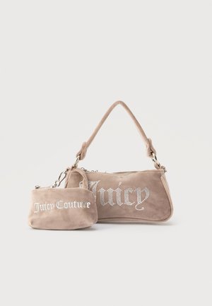 Két bézs színű nubuk Juicy Couture táska, az egyik egy kis csuklótáska logóval, a másik egy válltáska strasszos "Juicy" felirattal.