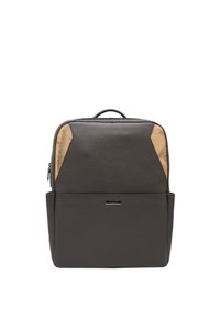 Zaino in pelle marrone con texture liscia, caratterizzato da un pannello unico con motivo mappa e una tasca frontale; include una maniglia superiore e chiusura con cerniera.