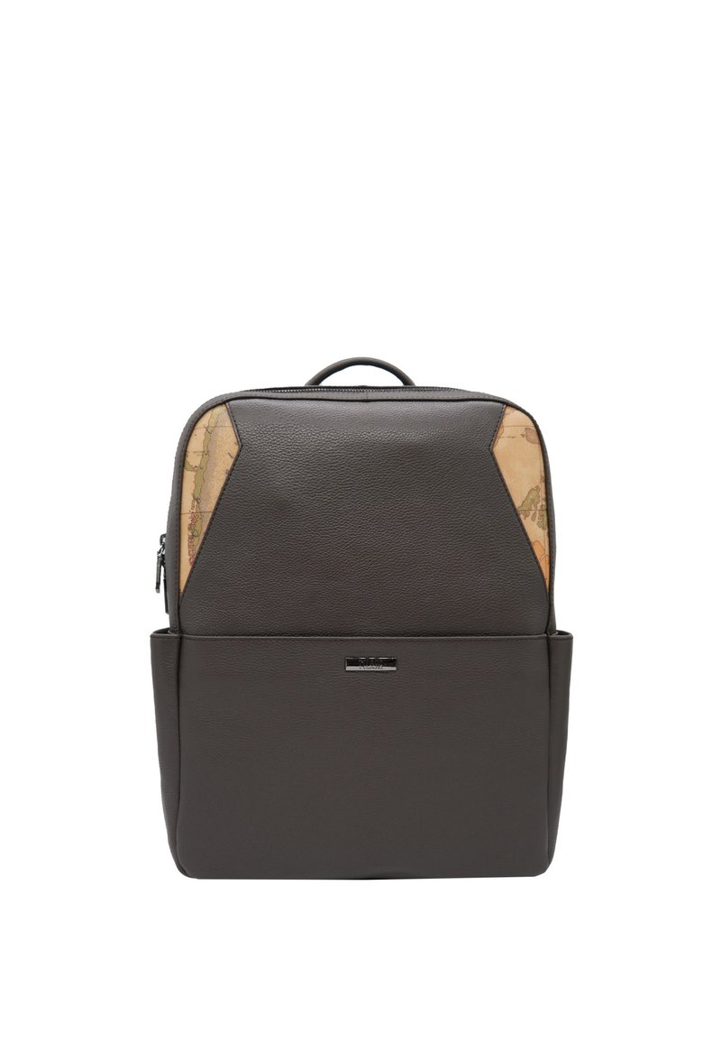 Zaino in pelle marrone con texture liscia, caratterizzato da un pannello unico con motivo mappa e una tasca frontale; include una maniglia superiore e chiusura con cerniera.