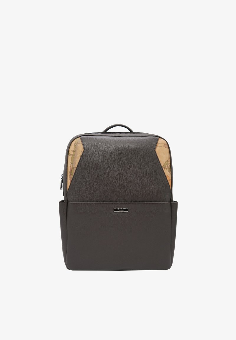 Zaino in pelle marrone con texture liscia, caratterizzato da un pannello unico con motivo mappa e una tasca frontale; include una maniglia superiore e chiusura con cerniera.