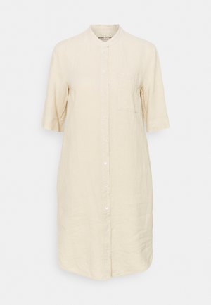Beige linned kjole til knæene med korte ærmer, mandarin-krave, knapper foran og en enkelt brystlomme.