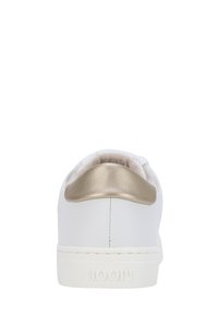 Sneaker bianca con un accento metallico dorato sul tallone, texture in pelle liscia, forma tondeggiante e suola in gomma bianca. Logo JOOP! sul retro.