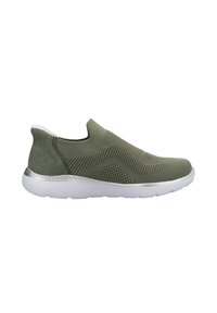 Groene instapsneakers met een textuur gebreide bovenkant, suedine achterkant en een witte rubberen zool met een zilveren accent langs de hak.