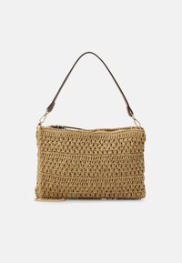 Borsa rettangolare intrecciata color beige con manico corto marrone scuro e dettagli in catena dorata e cerniera su uno sfondo bianco.