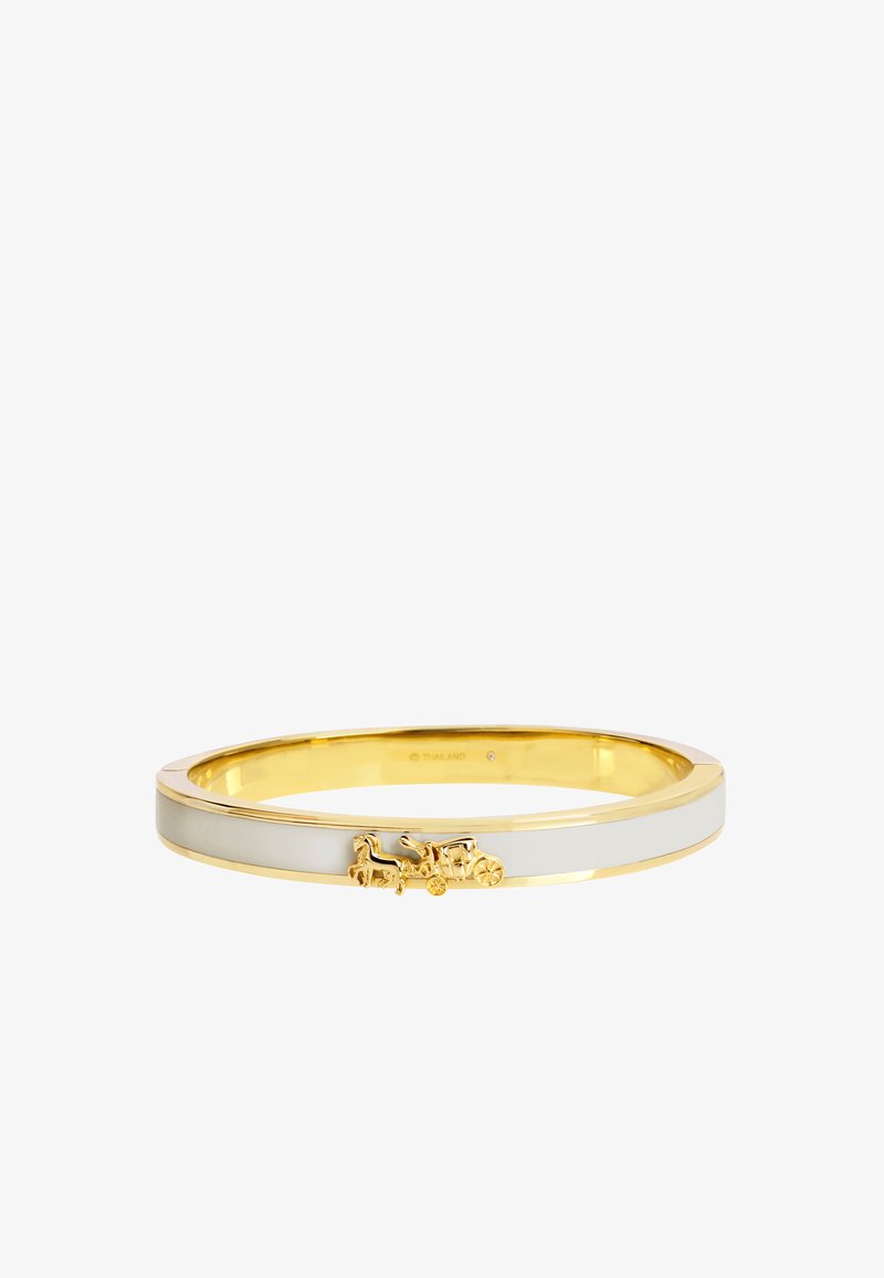 Gouden armband met witte emaille inleg, voorzien van een verhoogd ontwerp van een paard en wagen. Glad afwerking, ovale vorm, elegant en lichtgewicht.