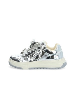 Sneaker argento metallico con punta rotonda, suola in gomma, accenti decorativi e collo di colore crema a contrasto. Presenta dettagli intricati sulla parte superiore.