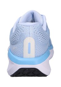 Scarpe sportive azzurro chiaro con tomaia in mesh traspirante, collo imbottito, linguetta riflettente sul tallone e suola in gomma nera testurizzata.