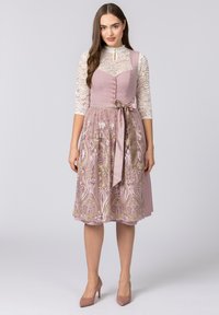 Rosa A-Linien-Kleid mit tailliertem Oberteil, Spitzenärmeln und einem Seidenband. Der Rock ist mit kunstvollen goldenen Stickereien und floralen Mustern versehen.