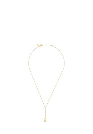 Delicata collana a catena d'oro con un ciondolo ovale con una piccola pietra preziosa trasparente al centro, su sfondo bianco.