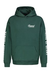 Grüne Kapuzenpullover mit Fronttasche, gerippten Bündchen und Saum. Weißer Text auf Ärmeln und Brust mit "Forward THNKR" und "STRONG AT HEART."