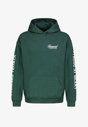 Grüne Kapuzenpullover mit Fronttasche, gerippten Bündchen und Saum. Weißer Text auf Ärmeln und Brust mit "Forward THNKR" und "STRONG AT HEART."