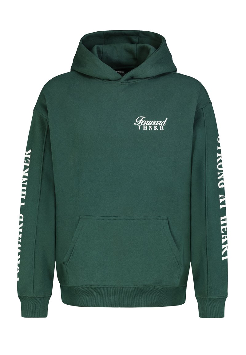 Grüne Kapuzenpullover mit Fronttasche, gerippten Bündchen und Saum. Weißer Text auf Ärmeln und Brust mit "Forward THNKR" und "STRONG AT HEART."