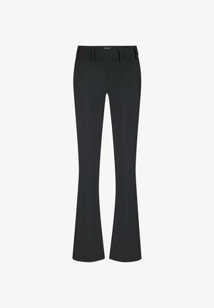 Zwarte flared broek van rekbaar materiaal. Heeft een middelhoge taille en een klassieke tailleband met riemlussen. Gladde textuur, geen zichtbare patronen.