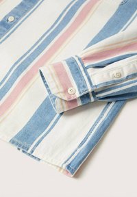 Koszula w paski w kolorach niebieskim, różowym i białym. Wykonana z miękkiej tkaniny o gładkiej fakturze. Charakteryzuje się kołnierzykiem oraz mankietami zapinanymi na guziki.