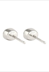 Boucles d'oreilles à clou en argent, de forme ovale lisse, fabriquées en argent sterling 925, avec un fermoir à tige simple pour un port sécurisé.