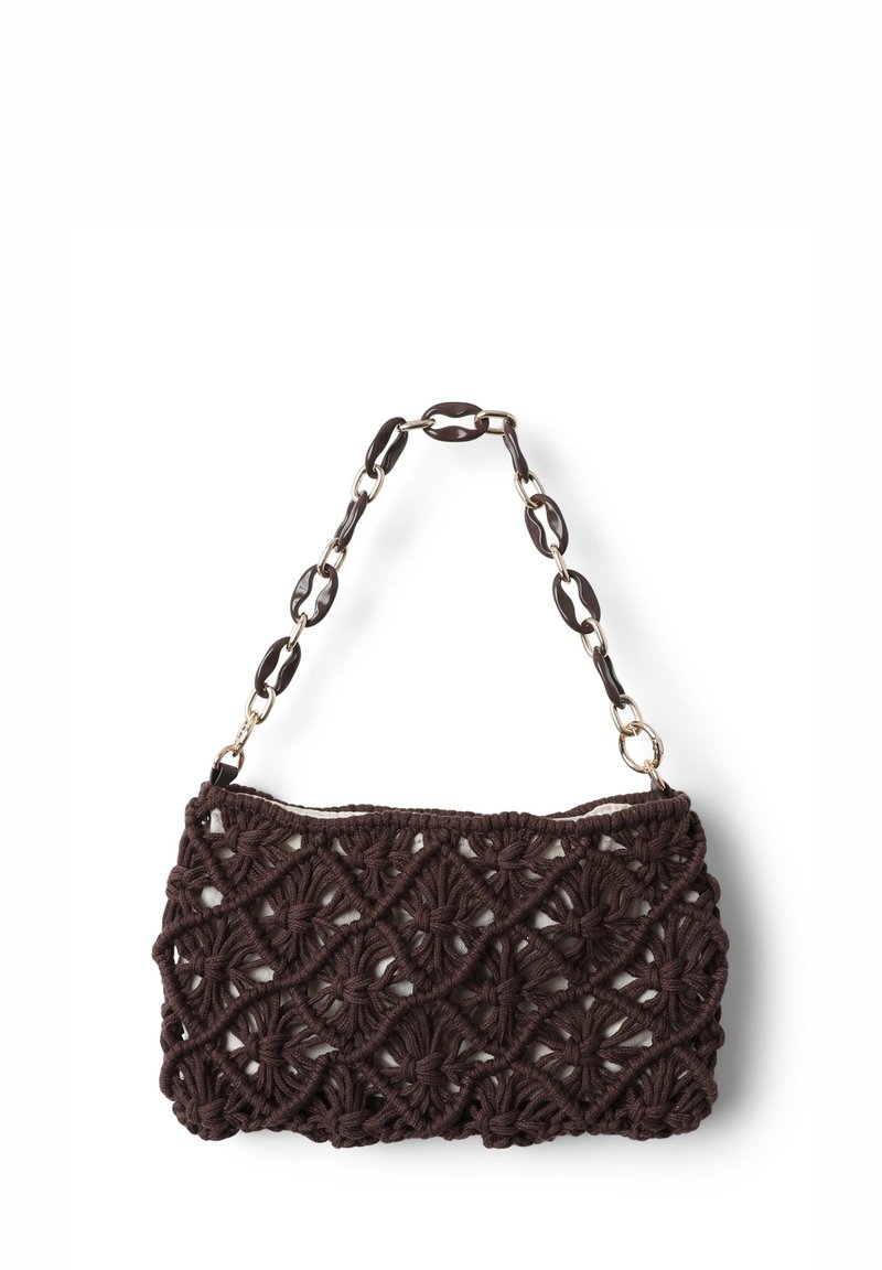 Braune Makramee-Tasche mit kompliziertem Knotenmuster. Verfügt über einen metallischen Kettenhenkel mit runden Gliedern und einem Innenfutter aus Stoff.