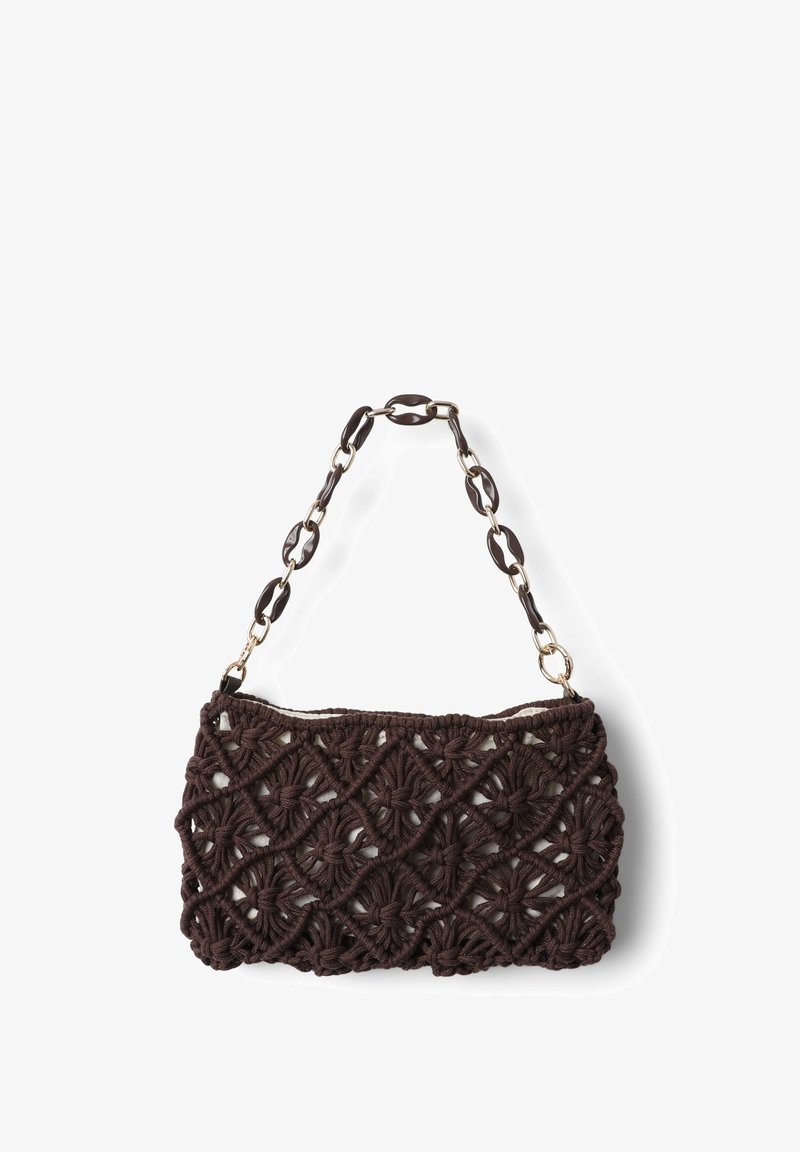 Braune Makramee-Tasche mit kompliziertem Knotenmuster. Verfügt über einen metallischen Kettenhenkel mit runden Gliedern und einem Innenfutter aus Stoff.
