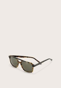 Schildkrötensonnenbrille mit rechteckiger Form, dunkelgrünen Gläsern und schwarzen Bügeln. Verfügt über ein sauberes Design mit dezenter Markenkennzeichnung.