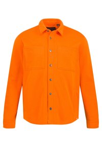 Camisa naranja de botones hecha de una tela suave, con dos bolsillos en la parte delantera y botones plateados, con cuello clásico y mangas largas.
