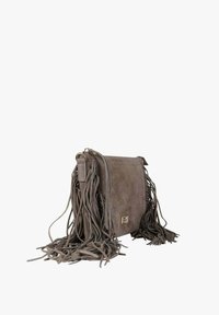 Borsa a tracolla in suede grigio con lunghe frange. Presenta una semplice patta, dettagli in metallo color oro e un piccolo logo frontale.