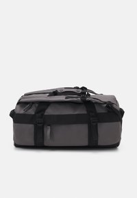 Grau-melierte Reisetasche mit rechteckiger Form, ausgestattet mit schwarzen Riemen, verstellbaren Schnallen und einer glatten Oberfläche. Sie verfügt über einen Oberhandgriff und einen Reißverschluss.