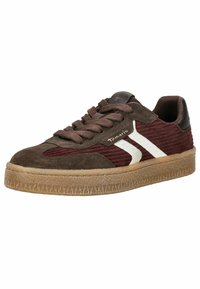 Zapatillas de ante marrón con acentos de pana roja y rayas blancas. Cuenta con cordones marrones y una suela de goma texturizada para agarre. Tacón de cuero liso.