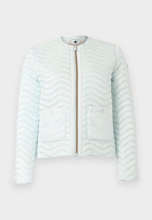 Lyseblå quiltet jakke med bølgemønster, glidelås foran, to klaffelommer og rund krage mot en ensfarget bakgrunn.