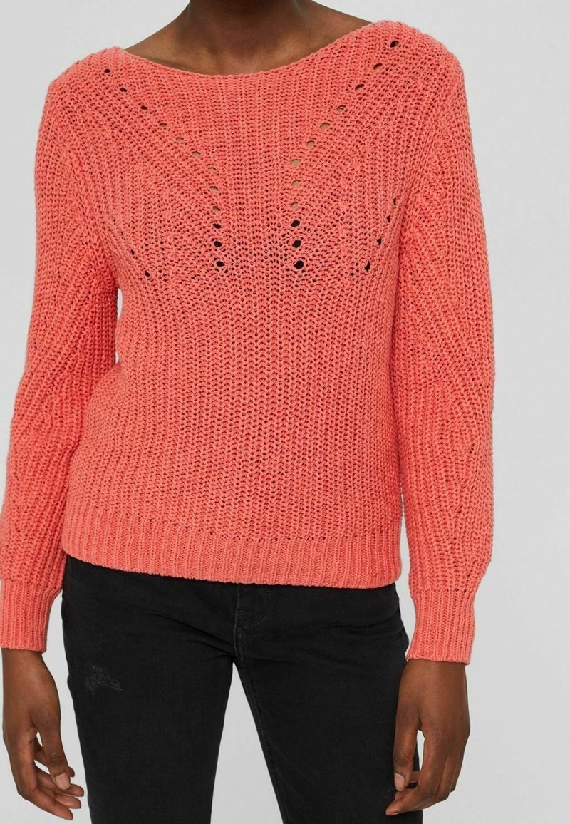 Coralowa sweter dzianinowy z szerokim dekoltem, złożonymi otwartymi wzorami i ściągaczami. Posiada luźny krój i teksturowany materiał.
