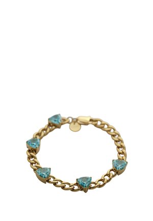 Armbånd i guldkæde med fem trekantede blå ædelsten jævnt placeret og lukning med hummerlås på en hvid baggrund.