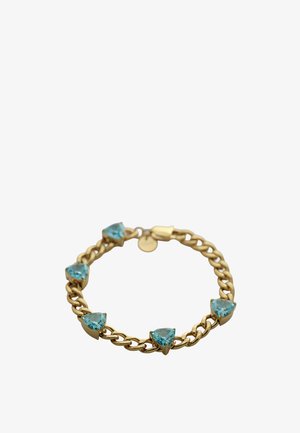 Gouden armband met vijf gelijkmatig verdeelde driehoekige blauwe edelstenen en een sluiting met een karabijnsluiting op een witte achtergrond.