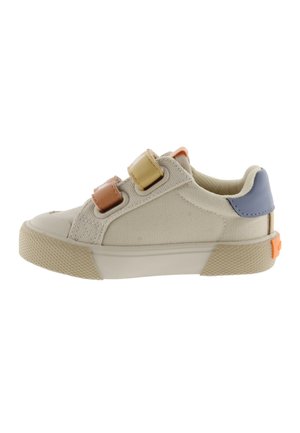 Zapatillas de lona beige con correas de gancho y bucle en naranja, amarillo y marrón. Cuentan con una suela de goma texturizada y un acento en el talón de color azul en contraste.