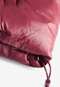 Puffer tas van diep bordeaux nylon, met een gestructureerd oppervlak, gestikte naden en een trekkoordsluiting met bijpassende accenten.