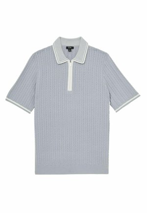 Polo shirt tricotat de culoare albastru deschis cu guler cu fermoar, având textură ribitată și șnur alb pe guler și mâneci. Mâneci scurte.