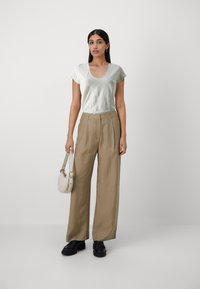 DRYKORN AVIVI - Basic póló - brown