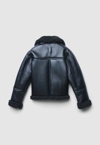 Schwarze Lederjacke mit Schaffellkragen, cropped Design und flauschiger Fütterung. Verfügt über eine glatte Textur und gestickte Details auf dem Rücken.