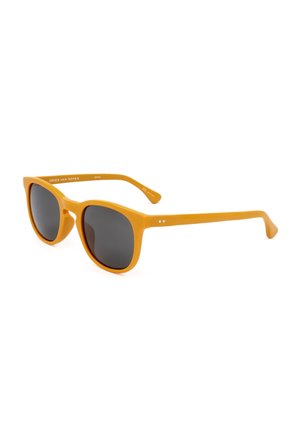 Occhiali da sole con montatura arancione, lenti scure, forma quadrata arrotondata e aste sottili, mostrati con un leggero angolo su sfondo bianco.