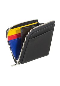 Schwarze Lederbörse mit Reißverschluss, ausgestattet mit farbenfrohen Kartenfächern im Inneren in Gelb, Rot und Blau. Kompaktes, minimalistisches Design.