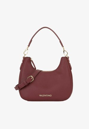 Sac à main en cuir bordeaux avec une finition texturée, une forme courbée, une quincaillerie dorée et une bandoulière amovible. Dispose d'une fermeture éclair et d'un logo.