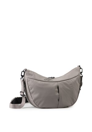 Borsa a tracolla grigia a forma di mezzaluna con tasca frontale con zip e tracolla regolabile su sfondo bianco.